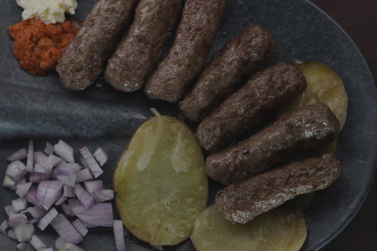 Ćevapčići di agnello, pecora e manzo, grigliati alla perfezione – Cucina balcanica a Vicenza