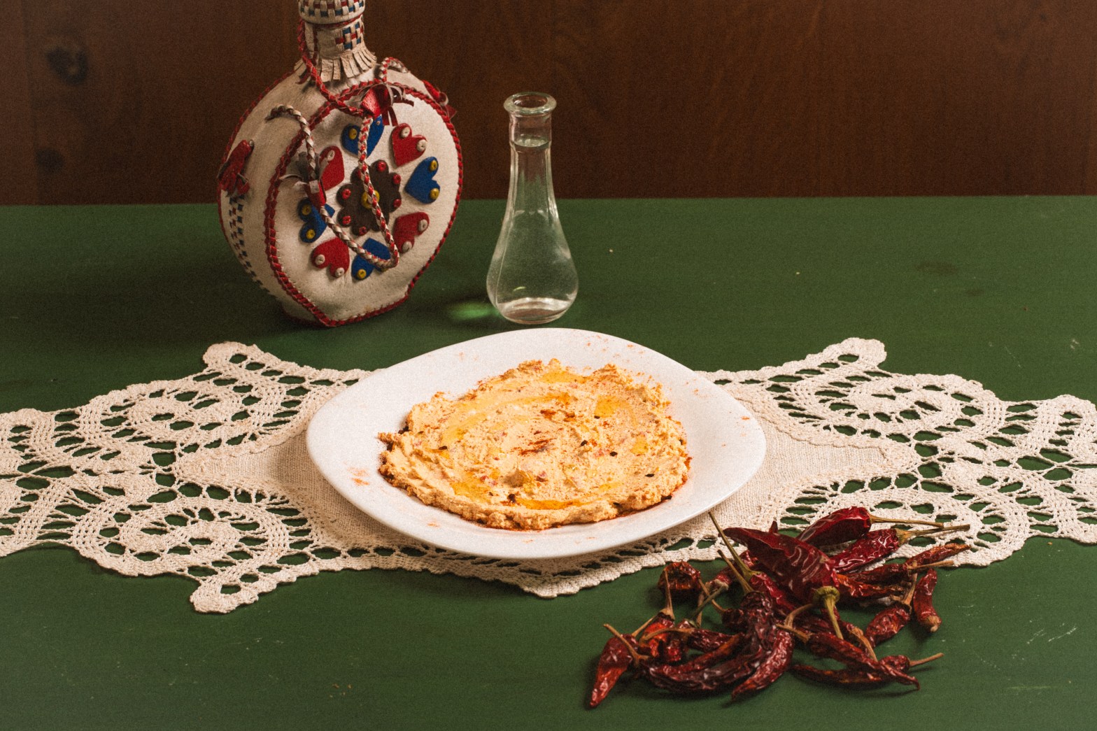 Urnebes: salsa balcanica con formaggio sbriciolato e paprika piccante – Specialità a Vicenza